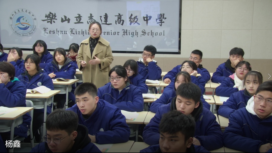 勤奋探索今亮剑，百般武艺展英姿