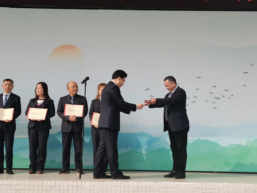 图6 谢校长为郭跬老师颁发聘书.jpg