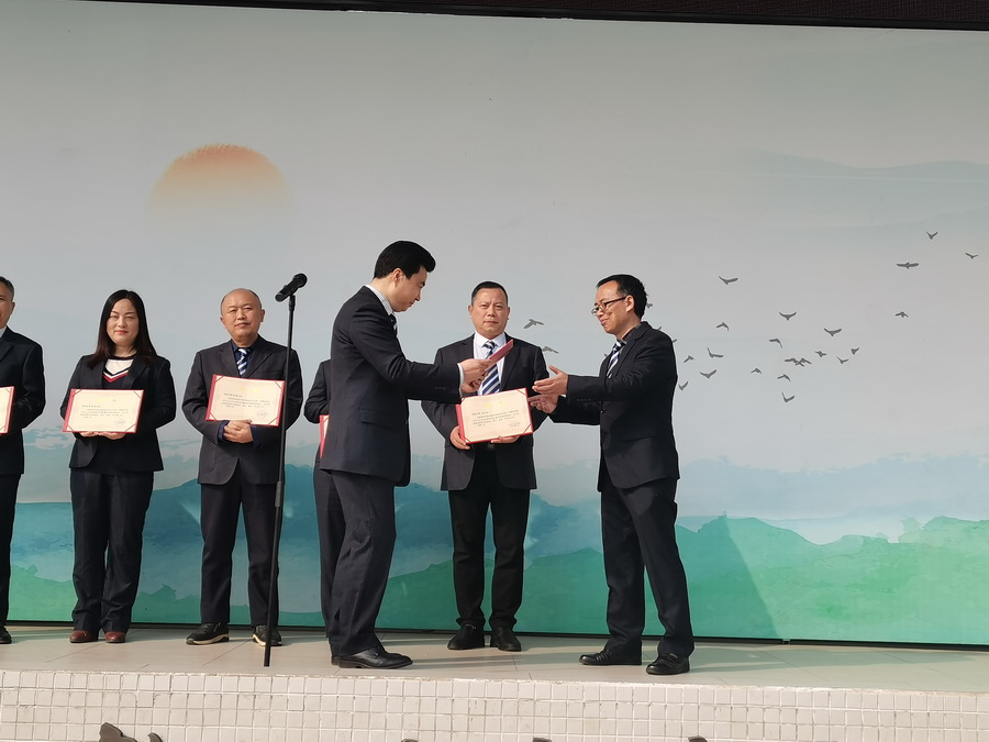 图7 谢校长为周生发老师颁发聘书.jpg