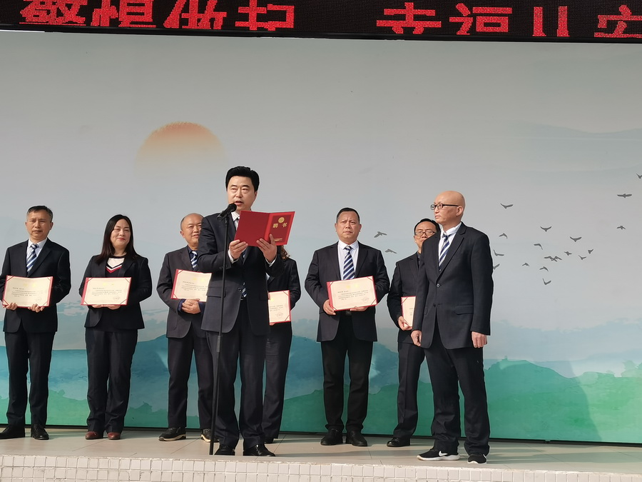 图8 谢校长为刘先万老师颁发聘书.jpg