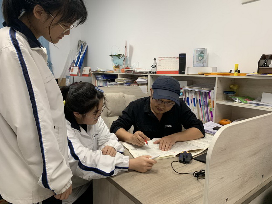 2 殷老师课下为学生讲题.jpg