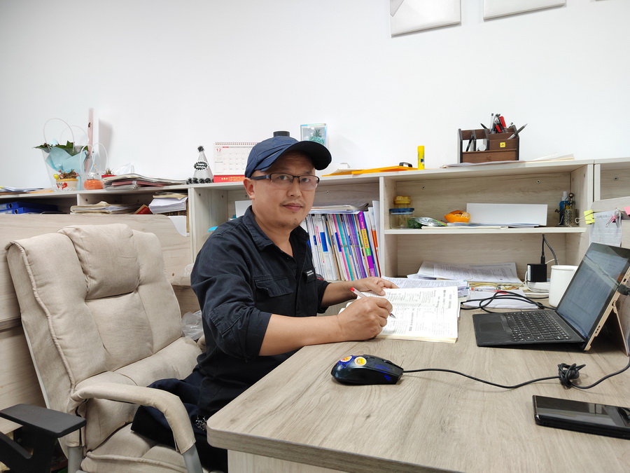 处三尺讲台做功出力 凭─腔热血放电发光