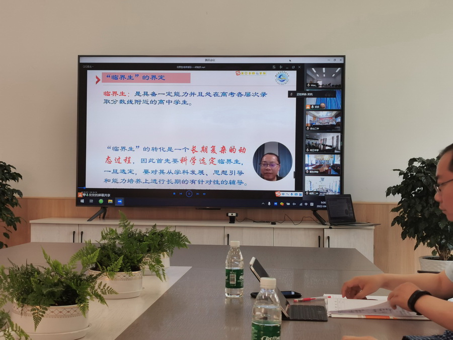 图3 我校邓晓宇老师作专题报告.jpg