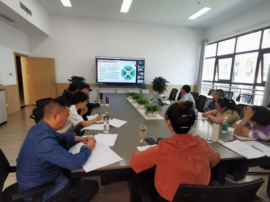 图4 数学组老师积极参与培训.jpg