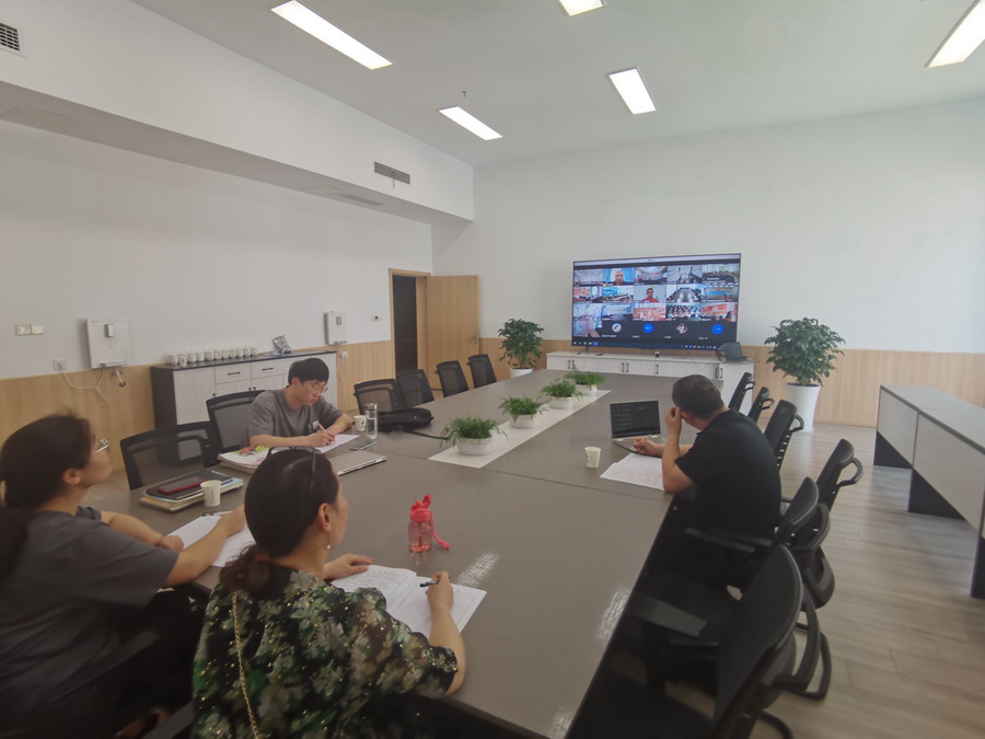 图8 我校高三生物组全体教师参与会议.jpg