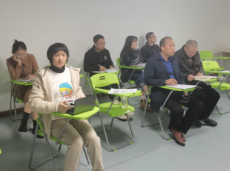 图2 地理组老师观摩中.jpg