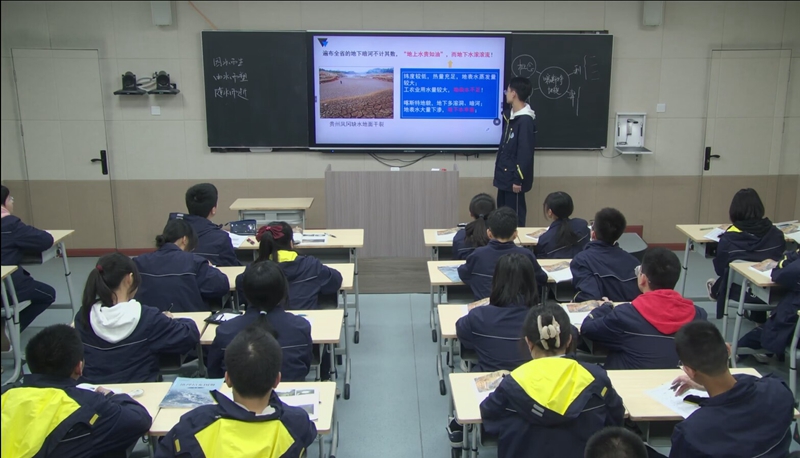 图8 学生上台展示.jpg