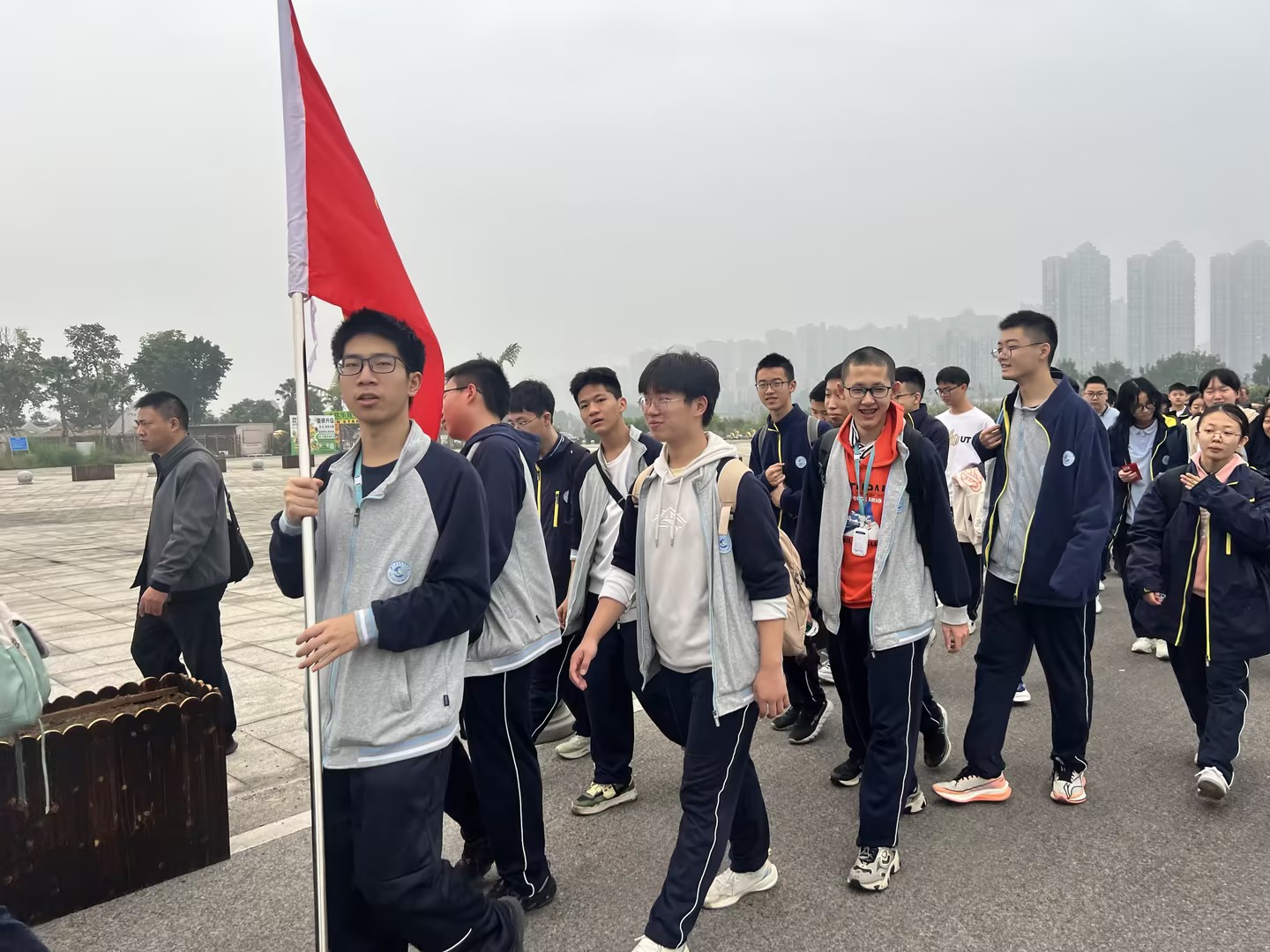 提升应急能力 筑牢安全防线 ——乐山立志达高级中学防震疏散演练